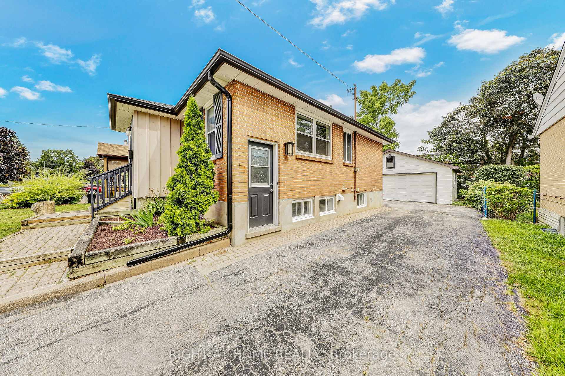 Photo 3 of 53 Newton Street, Barrie, Wellington — HOMEH
