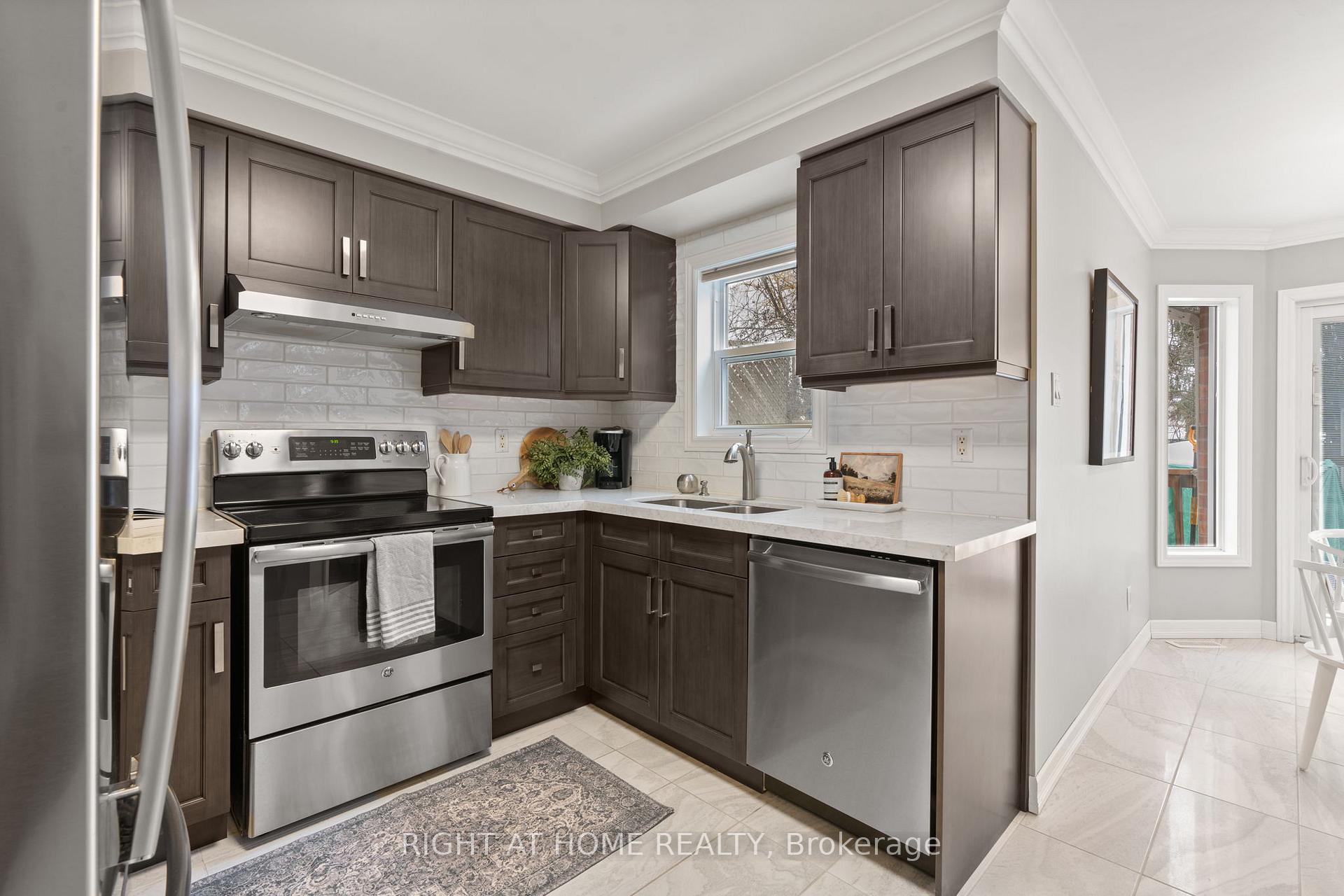 Photo 10 of 37 St.Thomas Street, Whitby, Brooklin — HOMEH