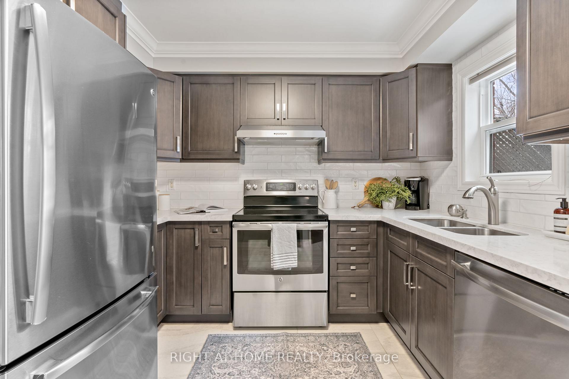Photo 11 of 37 St.Thomas Street, Whitby, Brooklin — HOMEH