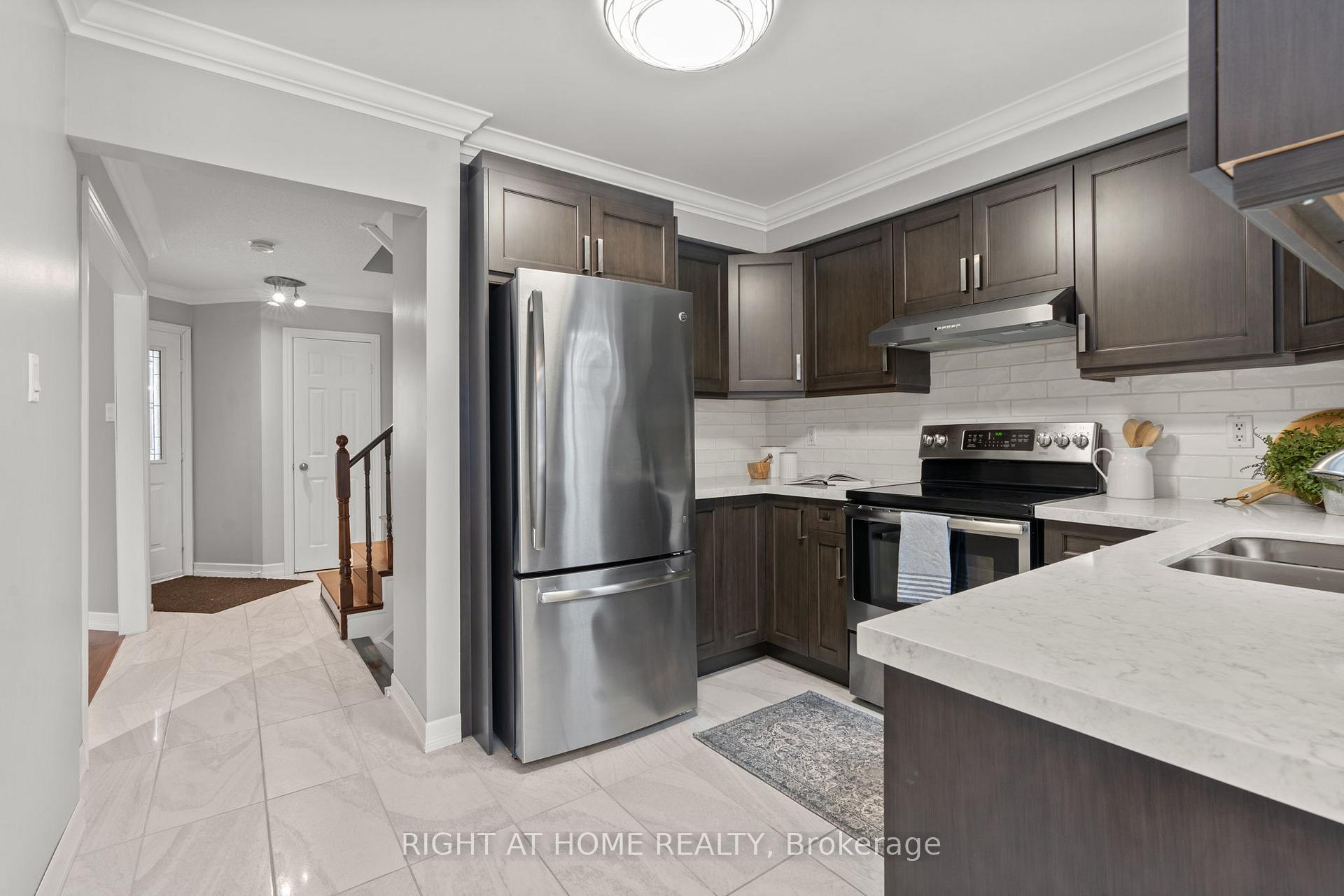 Photo 12 of 37 St.Thomas Street, Whitby, Brooklin — HOMEH