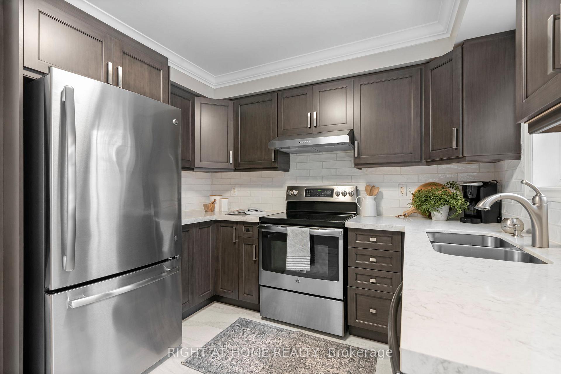 Photo 13 of 37 St.Thomas Street, Whitby, Brooklin — HOMEH