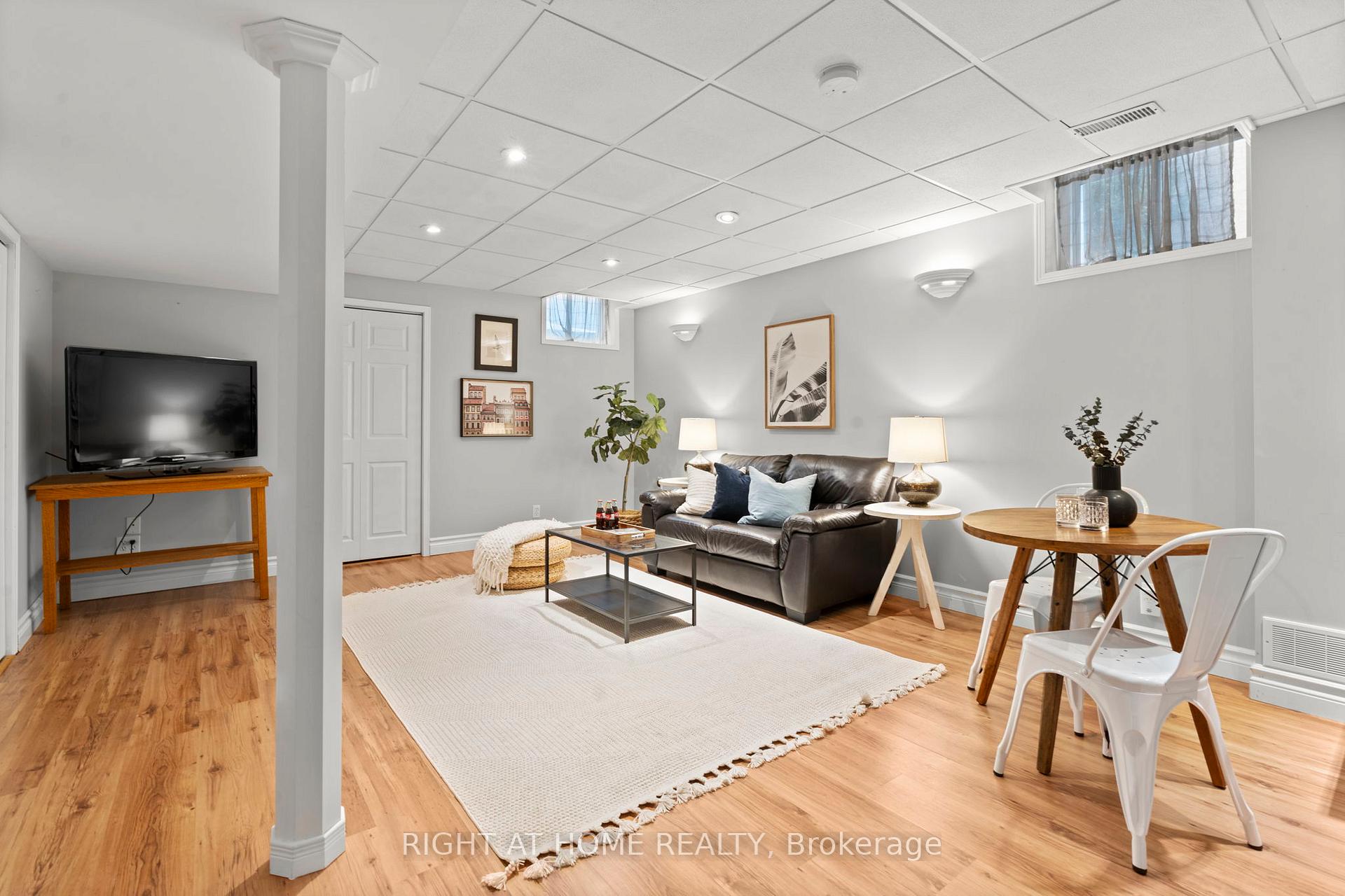 Photo 31 of 37 St.Thomas Street, Whitby, Brooklin — HOMEH