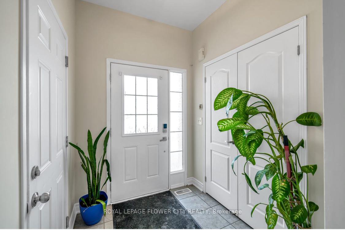 Photo 3 of 23 Lander Crescent, Clarington, Bowmanville — HOMEH
