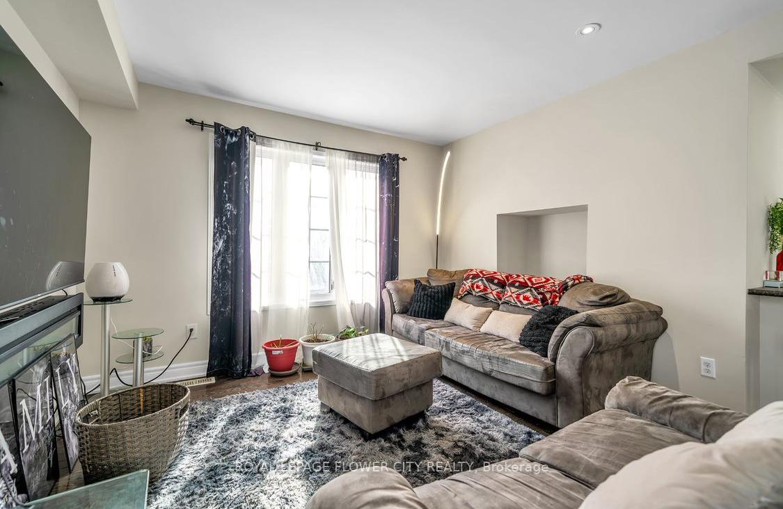 Photo 4 of 23 Lander Crescent, Clarington, Bowmanville — HOMEH