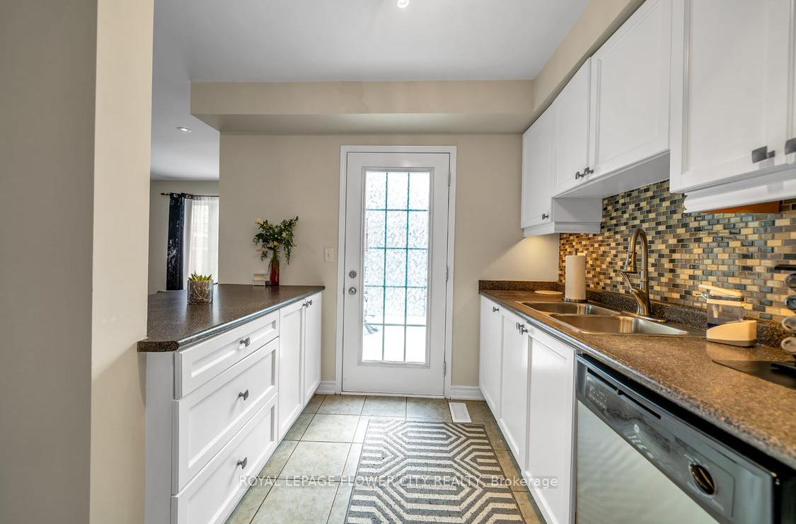 Photo 7 of 23 Lander Crescent, Clarington, Bowmanville — HOMEH