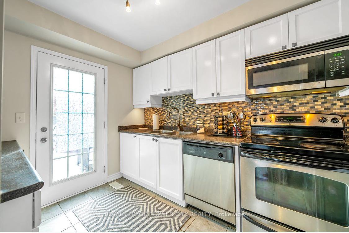Photo 9 of 23 Lander Crescent, Clarington, Bowmanville — HOMEH