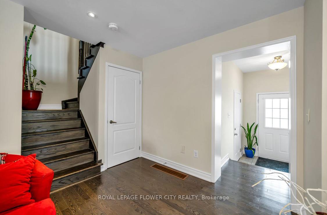Photo 11 of 23 Lander Crescent, Clarington, Bowmanville — HOMEH