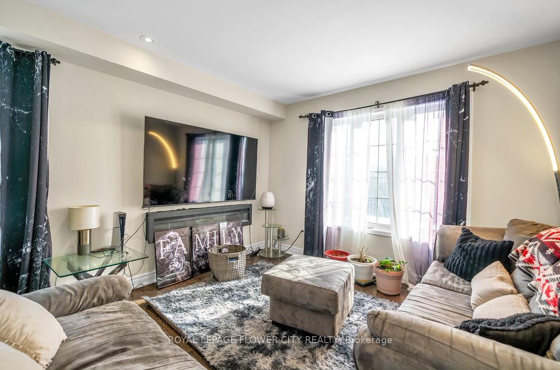Photo 12 of 23 Lander Crescent, Clarington, Bowmanville — HOMEH