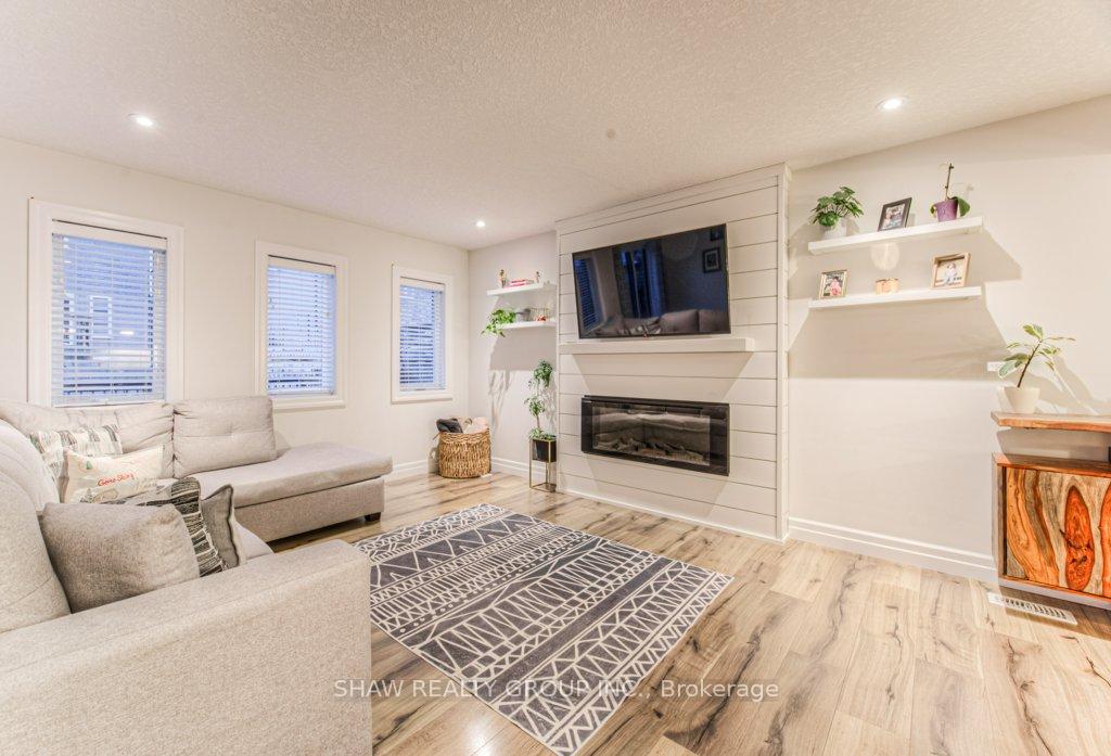 Photo 11 of 104 Hollybrook Trail, Kitchener — HOMEH