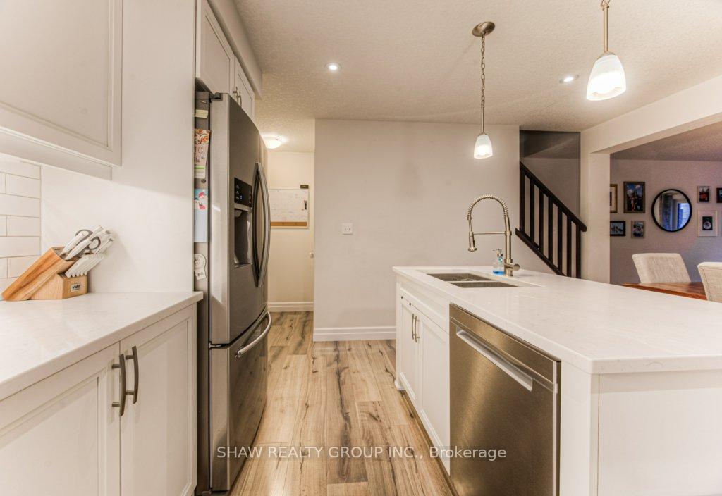 Photo 14 of 104 Hollybrook Trail, Kitchener — HOMEH