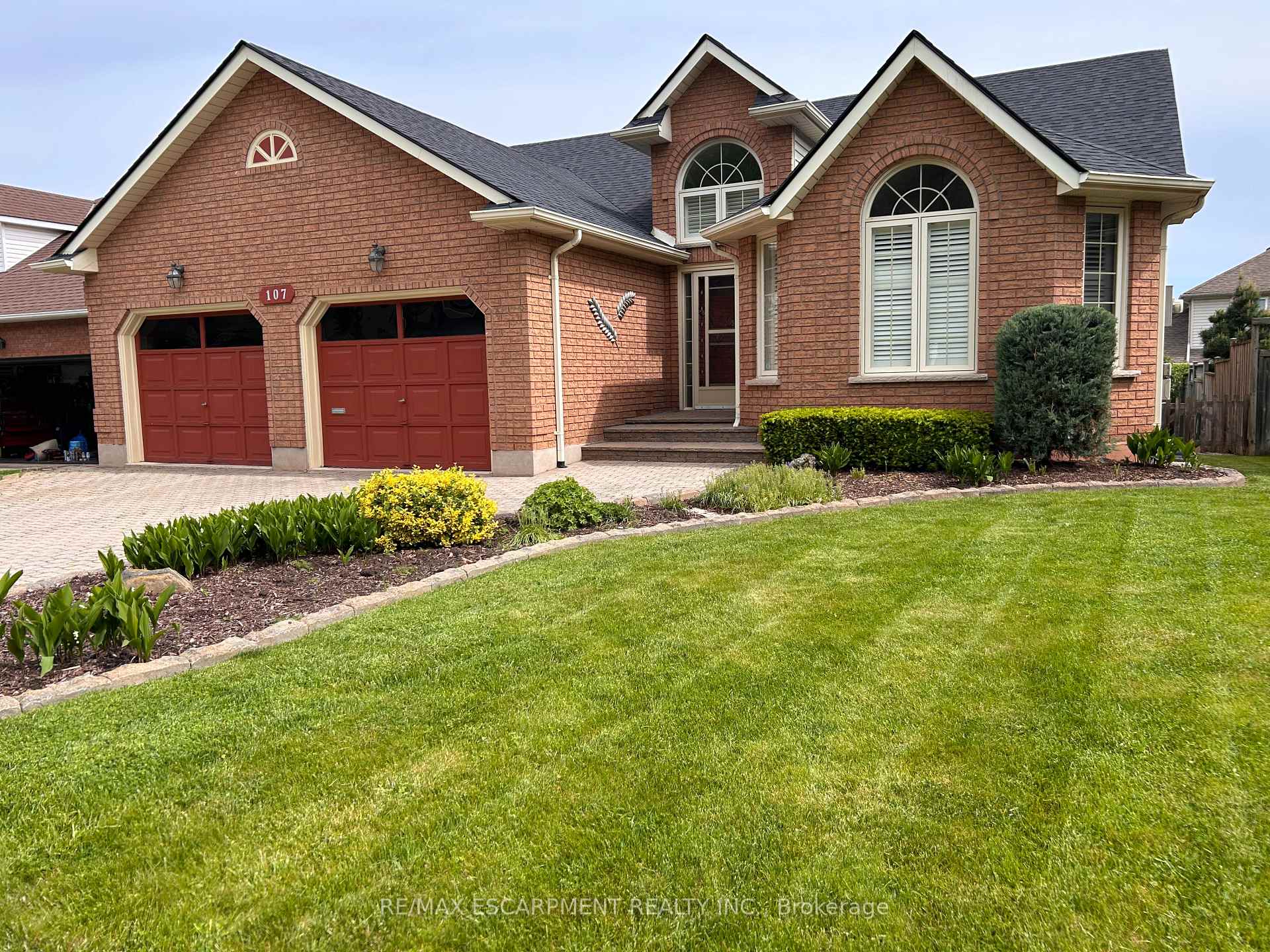 Photo 3 of 107 Dorchester Drive, Grimsby, Grimsby East — HOMEH