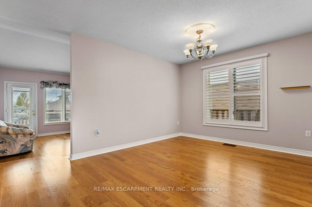 Photo 11 of 107 Dorchester Drive, Grimsby, Grimsby East — HOMEH