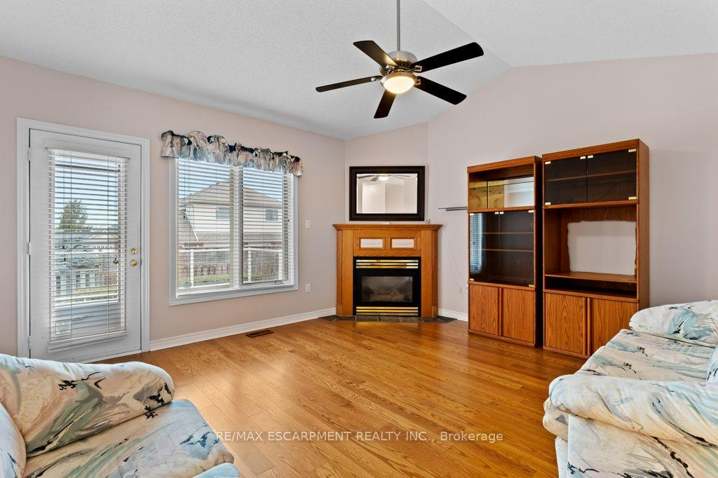 Photo 13 of 107 Dorchester Drive, Grimsby, Grimsby East — HOMEH