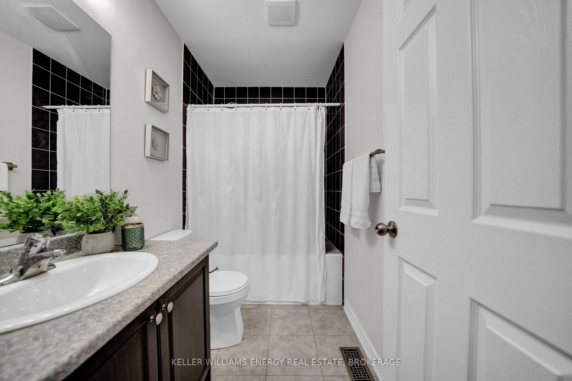 Photo 16 of 35 Noden Crescent, Clarington, Newcastle — HOMEH
