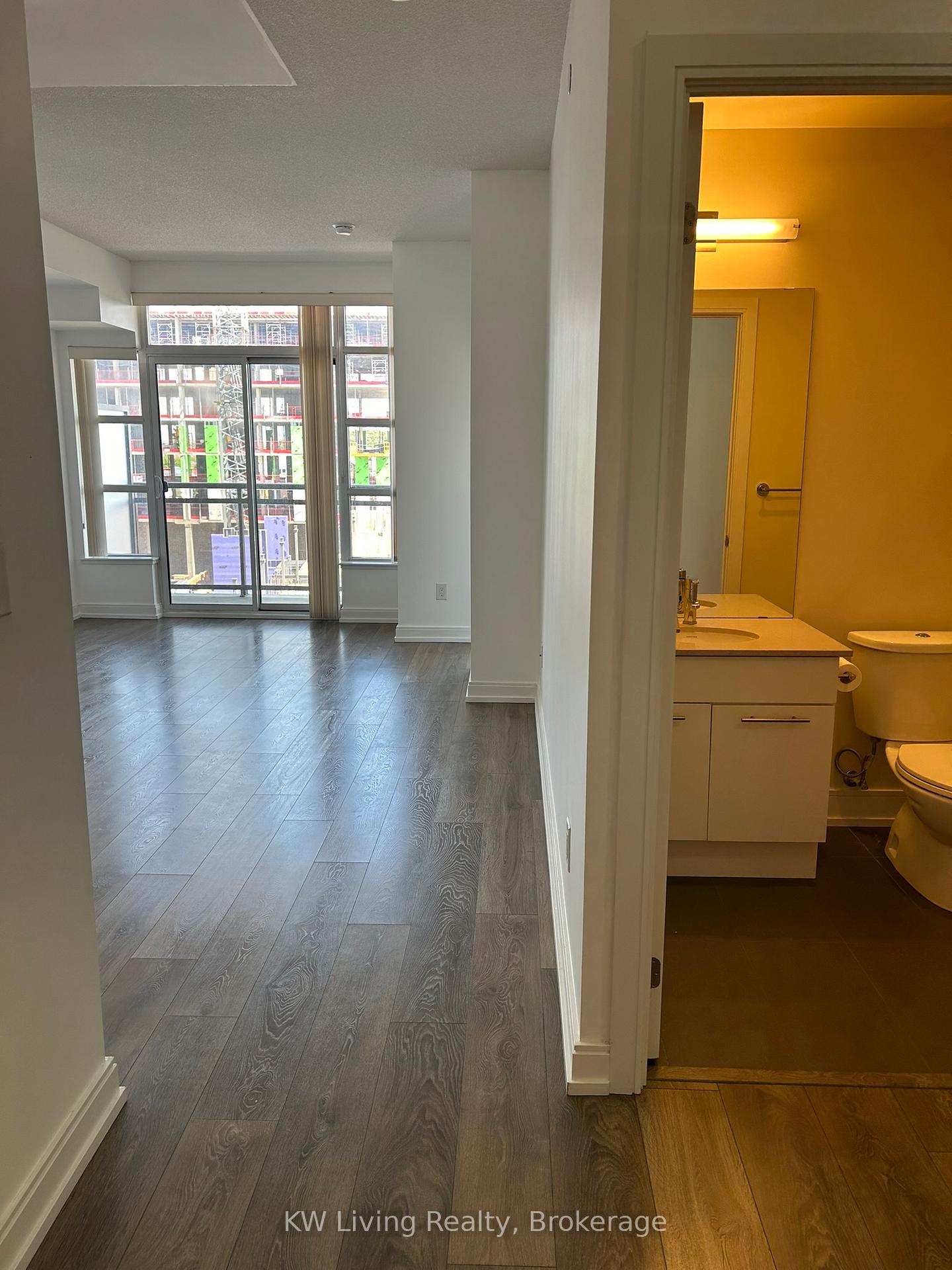 Photo 5 of Unit 532, 540 Bur Oak Avenue, Markham, Berczy — HOMEH