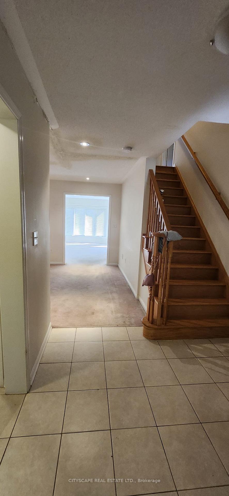 Photo 4 of 29 Lesabre Crescent, Brampton, Brampton East — HOMEH
