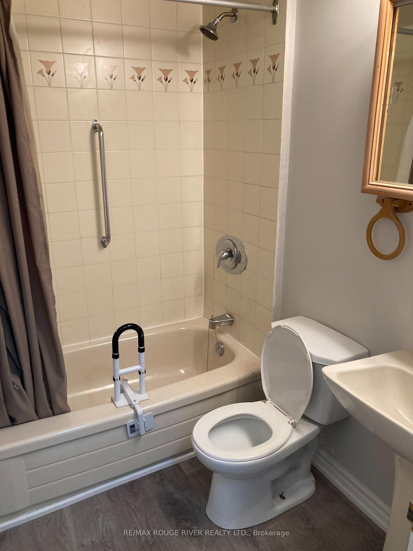 Photo 6 of Unit 4, 14 Frank Street, Clarington, Bowmanville — HOMEH