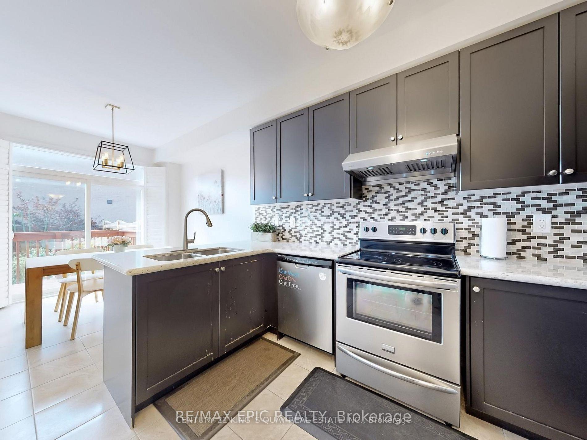 Photo 8 of 72 Brock Avenue, Markham, Berczy — HOMEH