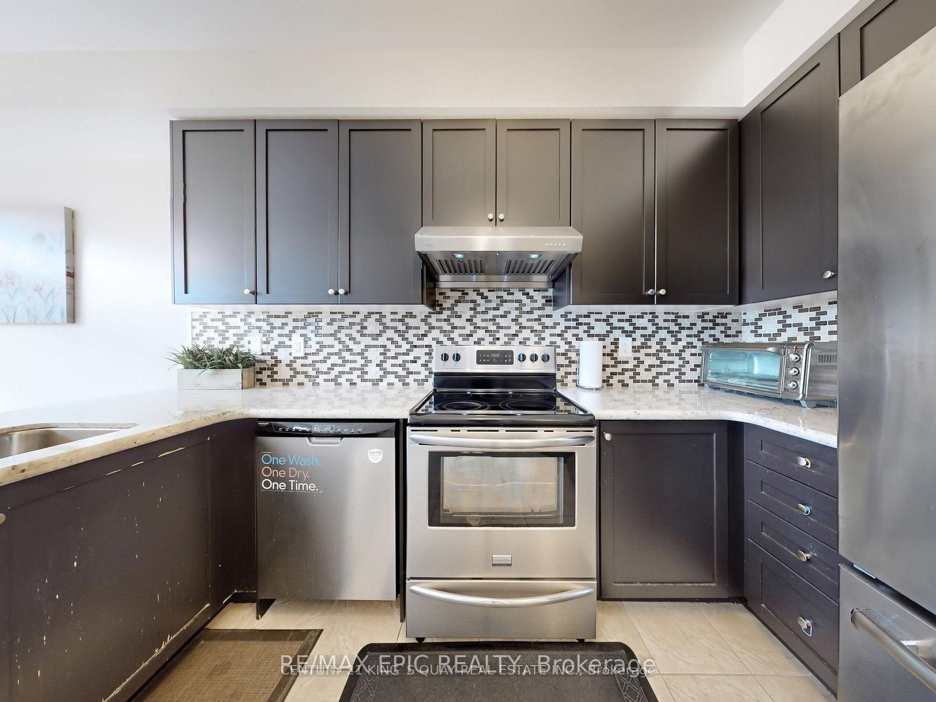 Photo 9 of 72 Brock Avenue, Markham, Berczy — HOMEH