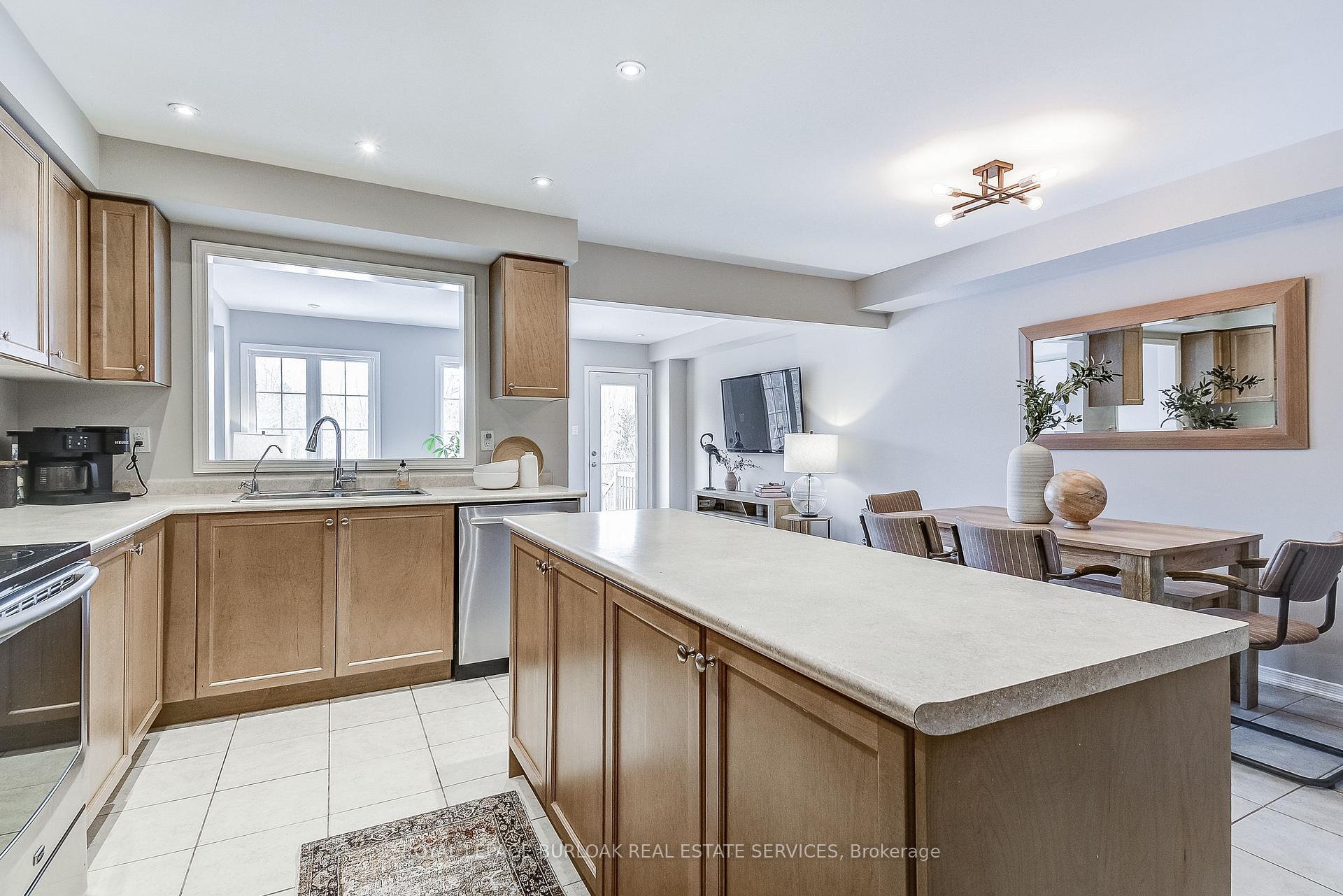 Photo 11 of 7 McPhail Place, Hamilton, Waterdown — HOMEH