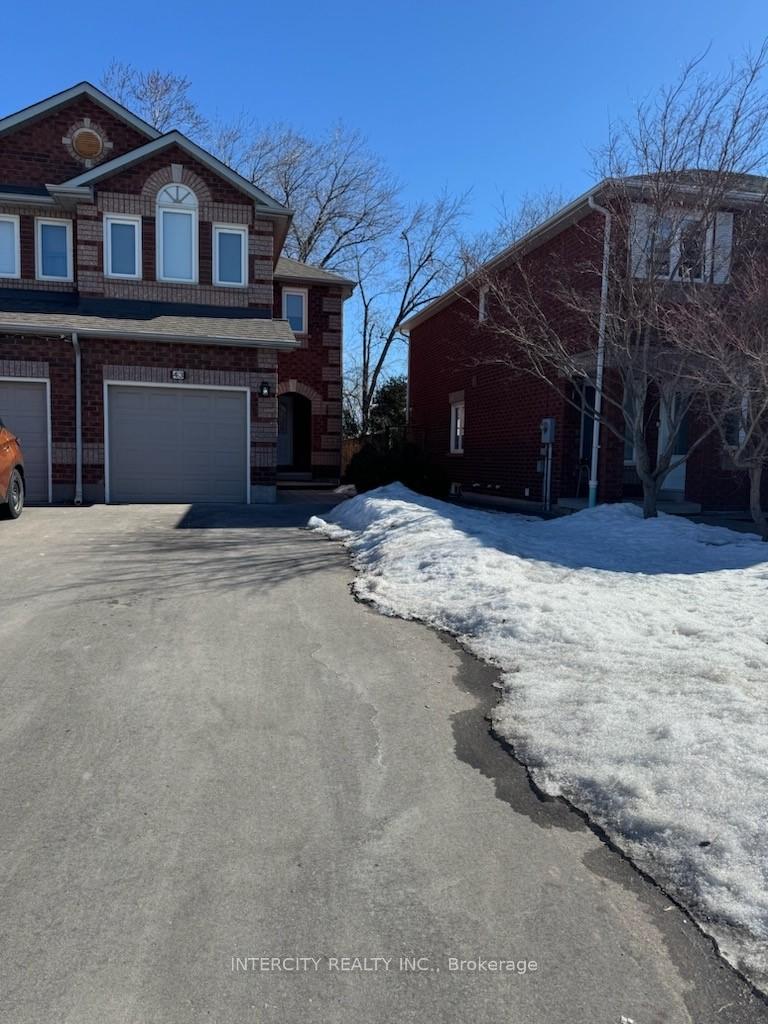 Front of Unit UPPER, 43 Parkfield Court