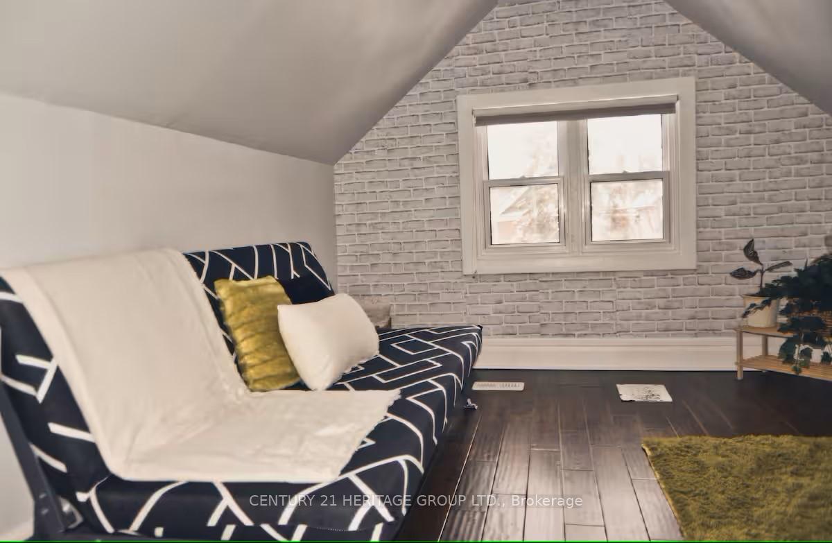 Photo 9 of 140 Waverley Road, Toronto, The Beaches — HOMEH
