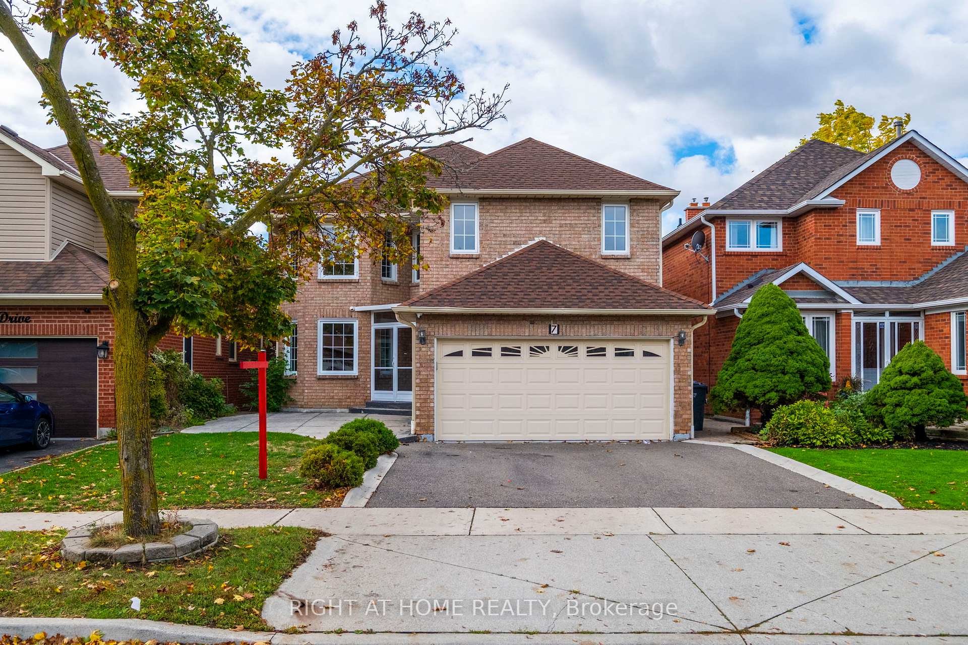 Photo 2 of 7 Lord Simcoe Drive, Brampton, Westgate — HOMEH