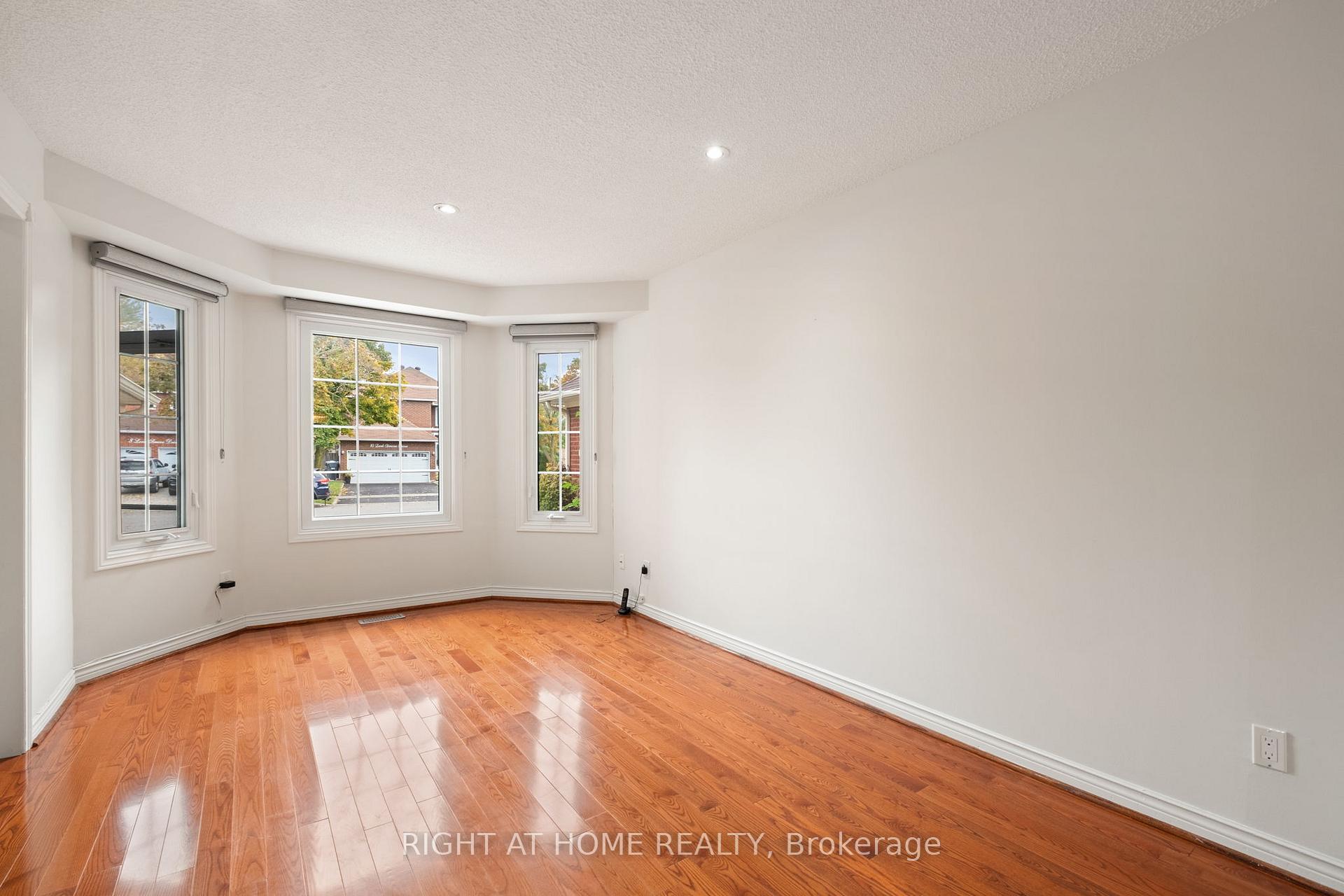 Photo 9 of 7 Lord Simcoe Drive, Brampton, Westgate — HOMEH