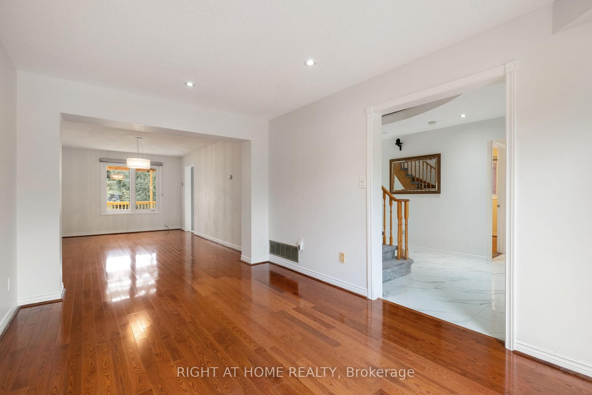 Photo 10 of 7 Lord Simcoe Drive, Brampton, Westgate — HOMEH
