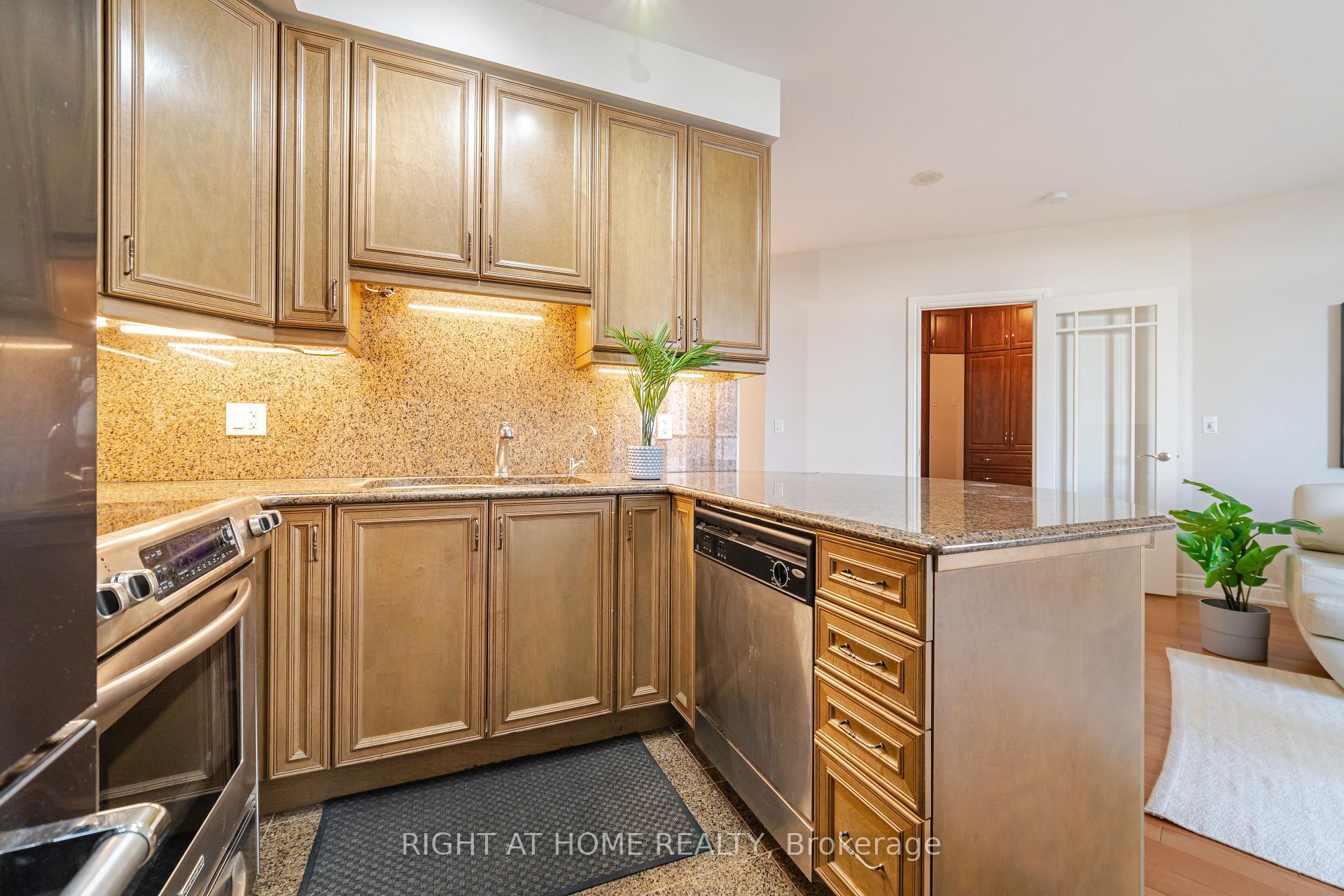 Photo 9 of Unit 909, 9225 Jane Street, Vaughan, Maple — HOMEH