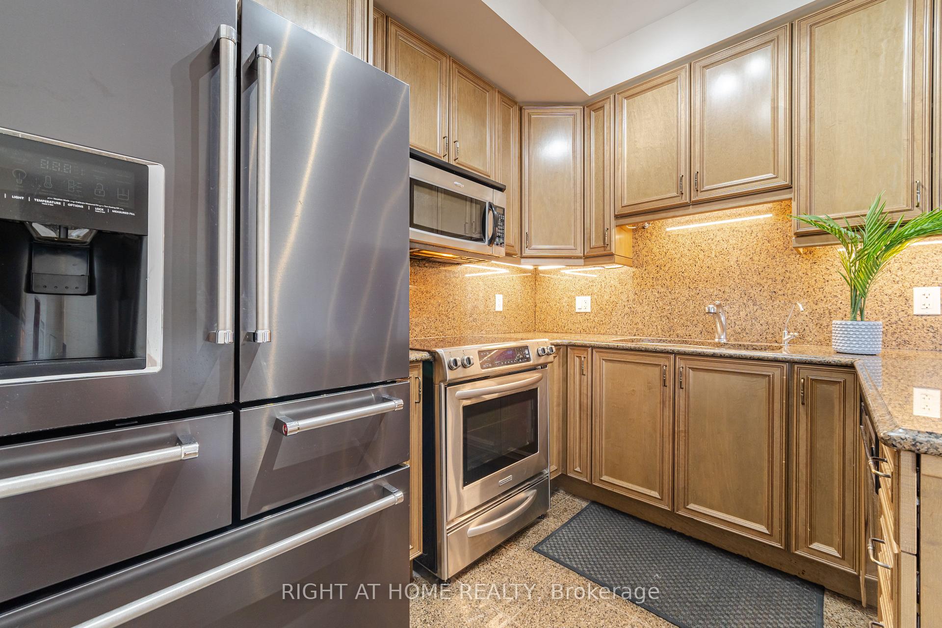 Photo 10 of Unit 909, 9225 Jane Street, Vaughan, Maple — HOMEH