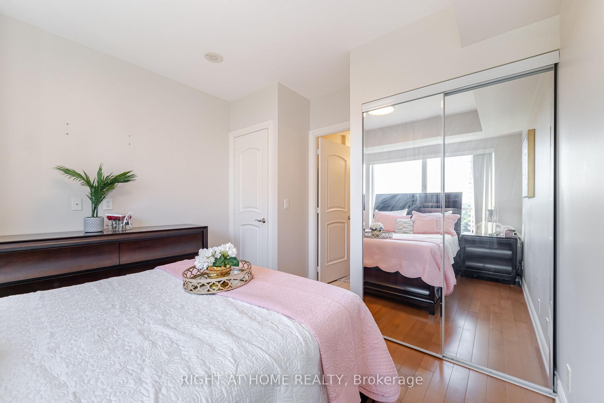 Photo 14 of Unit 909, 9225 Jane Street, Vaughan, Maple — HOMEH