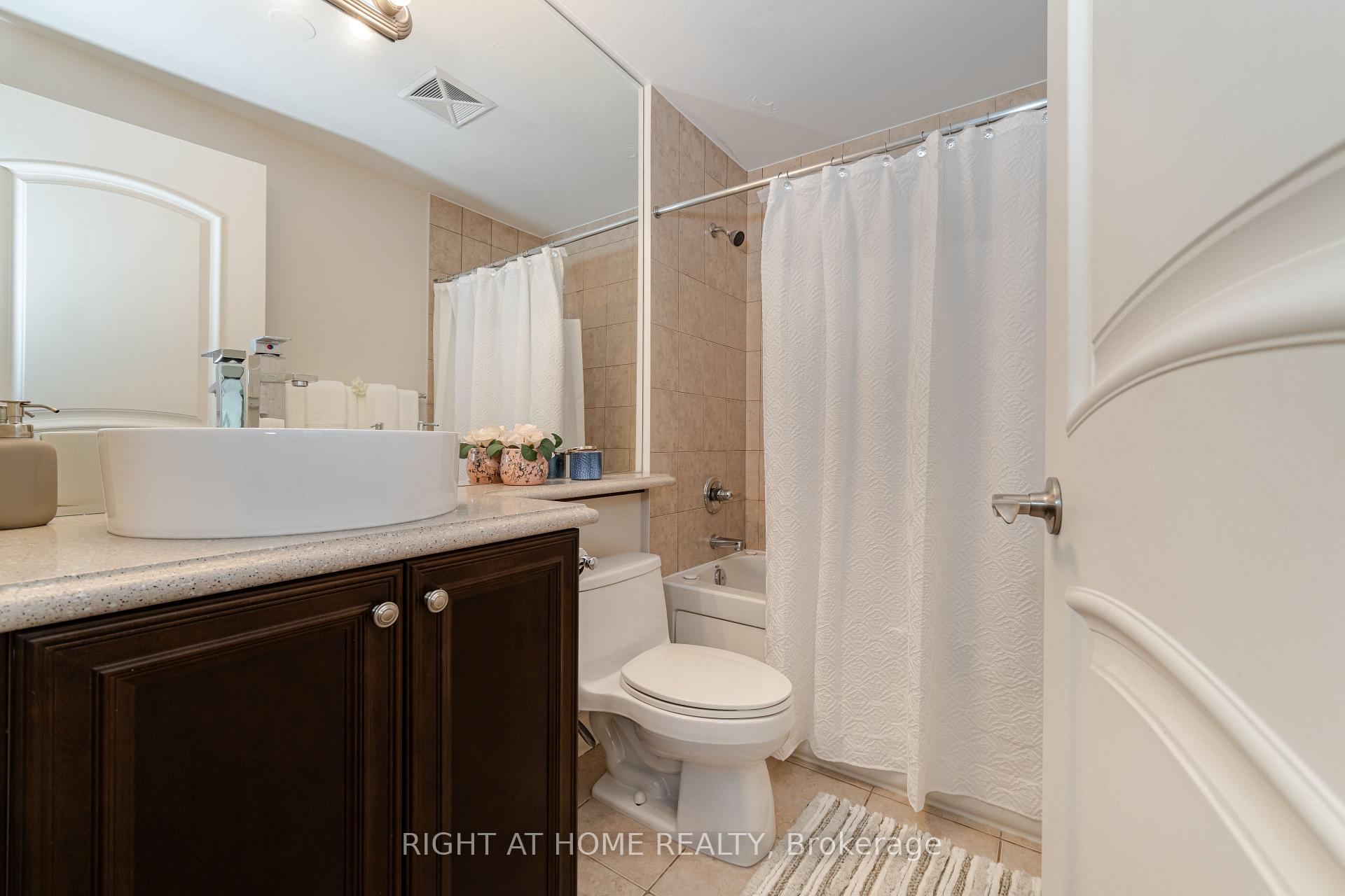 Photo 21 of Unit 909, 9225 Jane Street, Vaughan, Maple — HOMEH