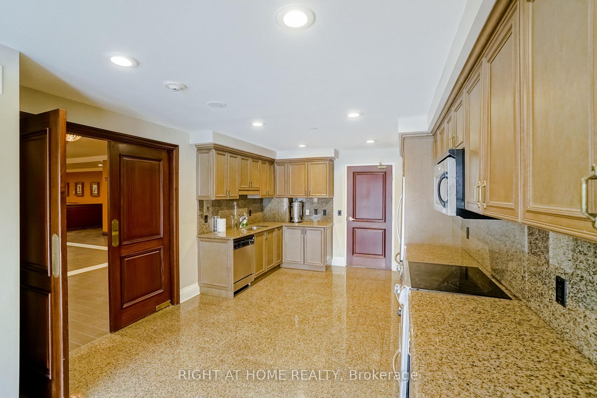 Photo 31 of Unit 909, 9225 Jane Street, Vaughan, Maple — HOMEH