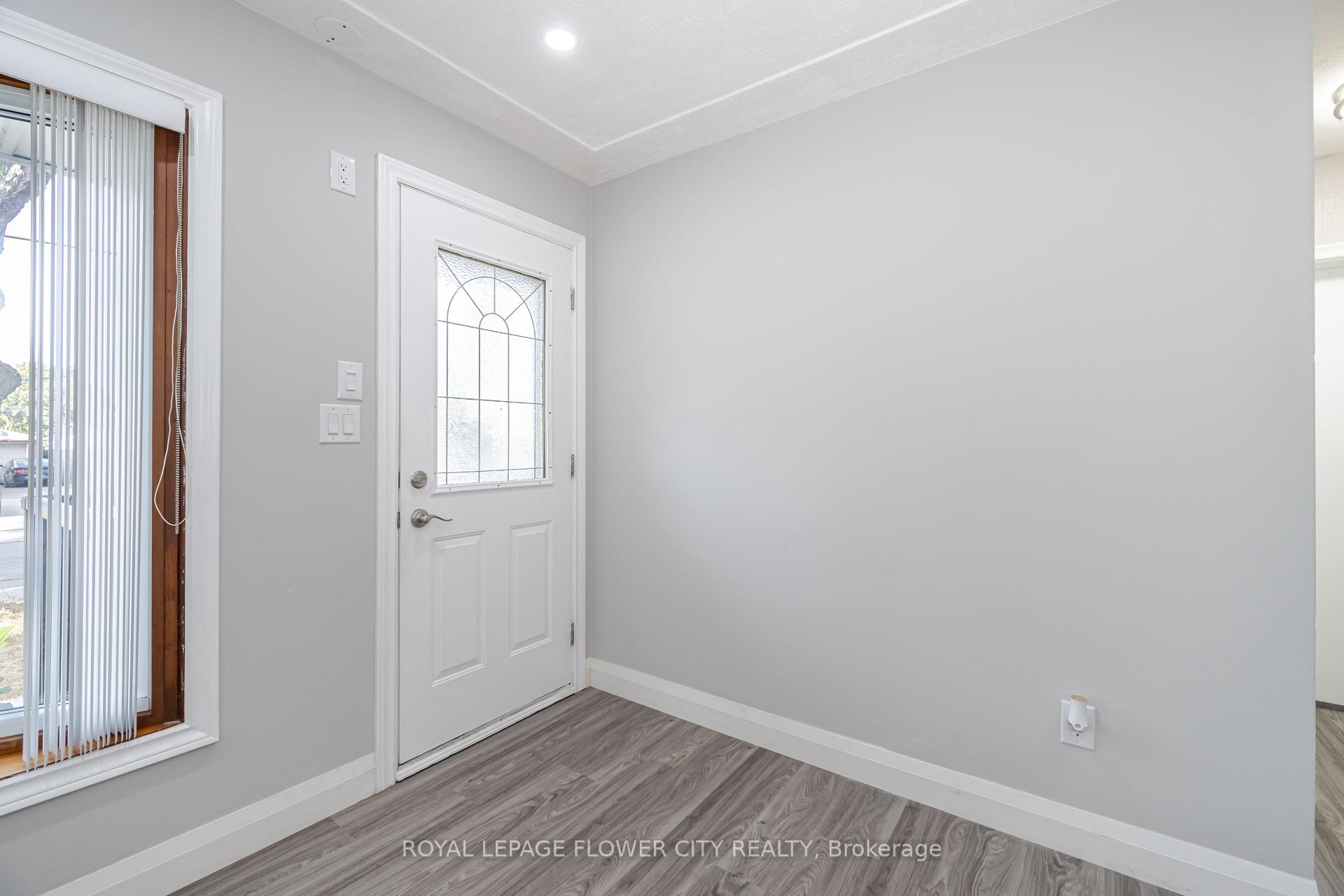 Photo 4 of 50 Beacon Avenue, Hamilton, Huntington — HOMEH