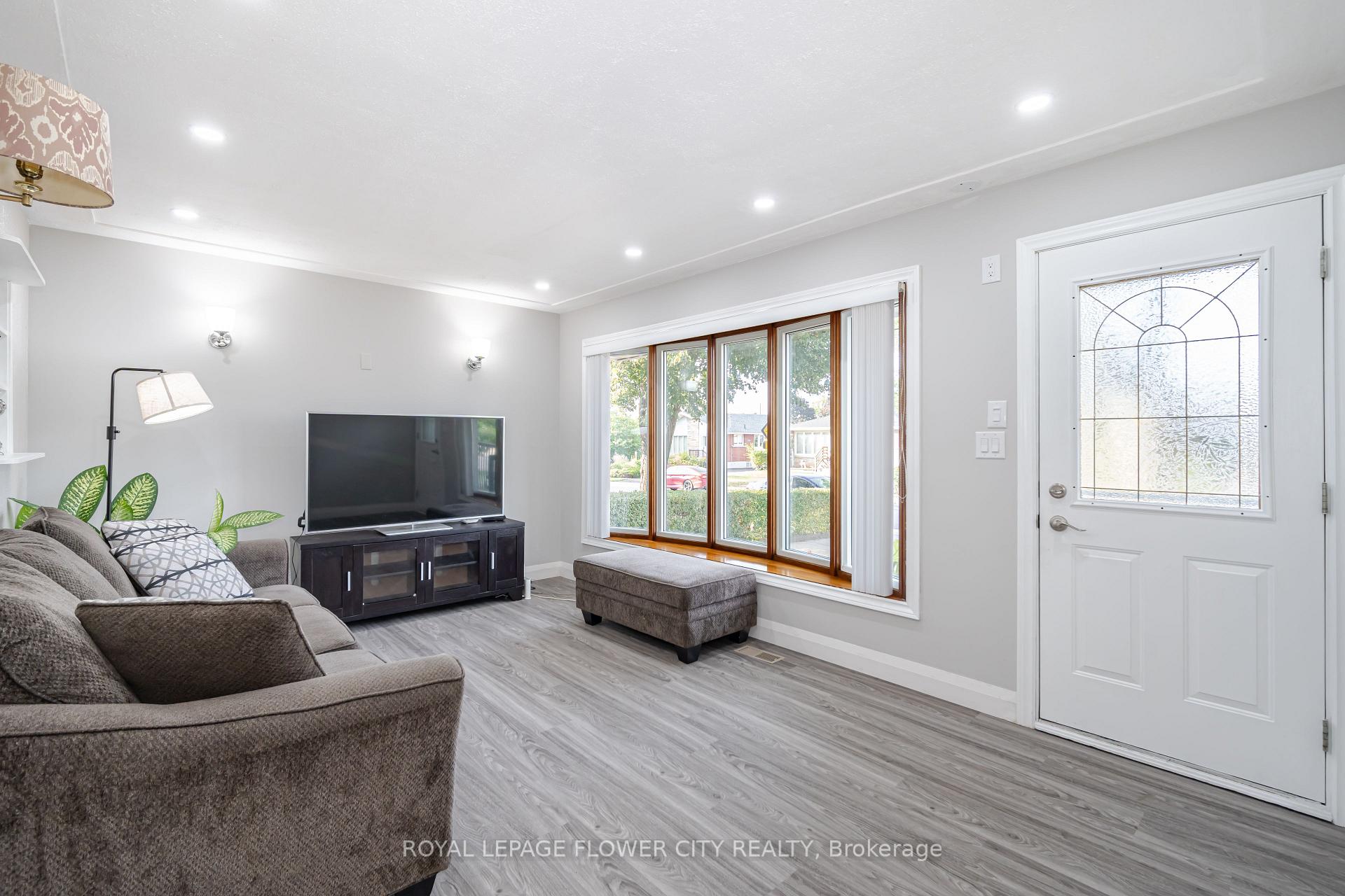 Photo 5 of 50 Beacon Avenue, Hamilton, Huntington — HOMEH