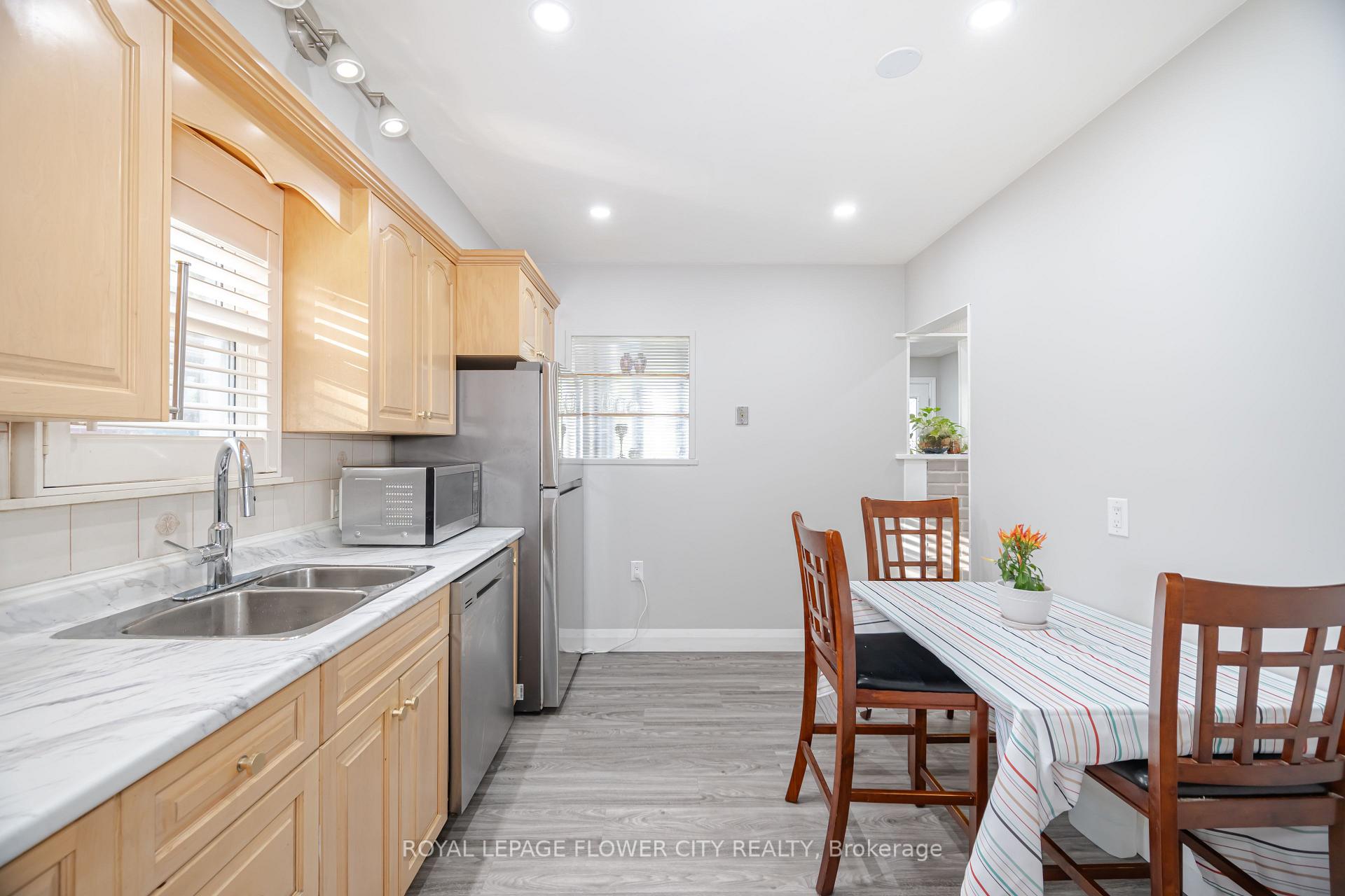 Photo 8 of 50 Beacon Avenue, Hamilton, Huntington — HOMEH