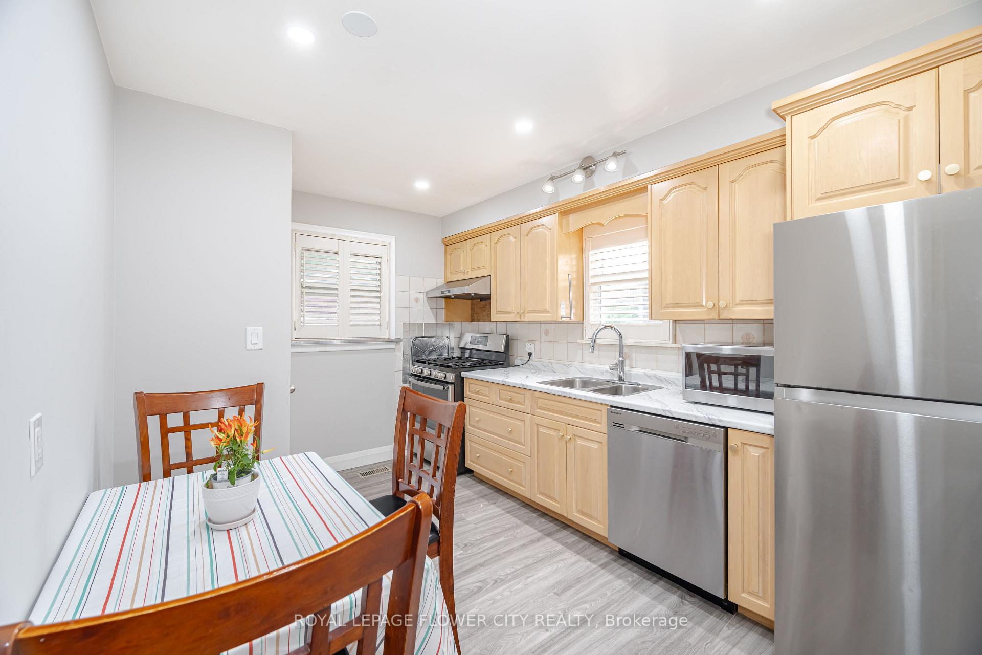 Photo 9 of 50 Beacon Avenue, Hamilton, Huntington — HOMEH