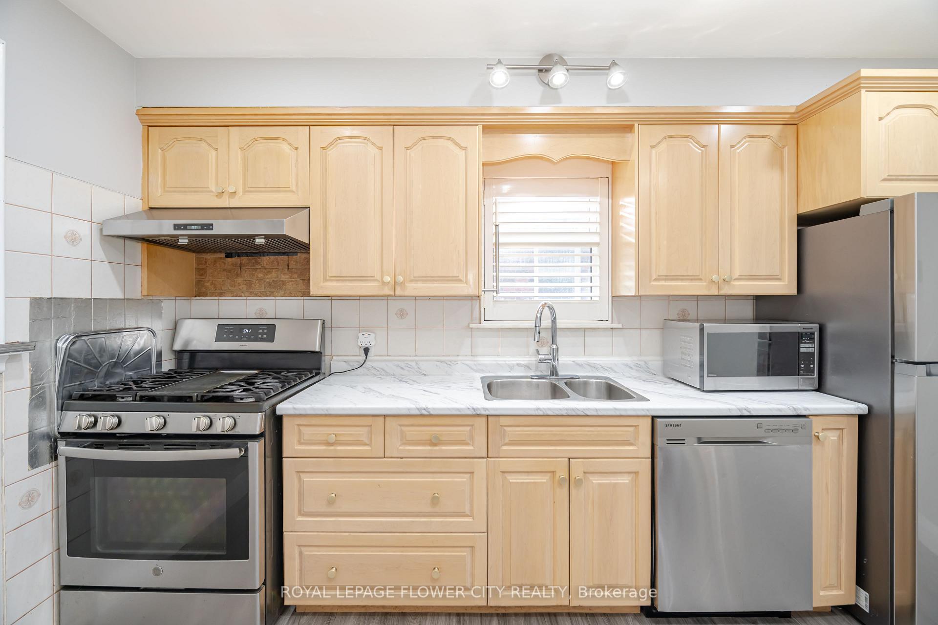 Photo 10 of 50 Beacon Avenue, Hamilton, Huntington — HOMEH