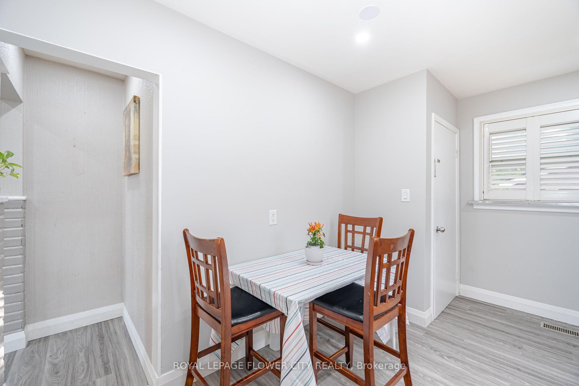 Photo 11 of 50 Beacon Avenue, Hamilton, Huntington — HOMEH