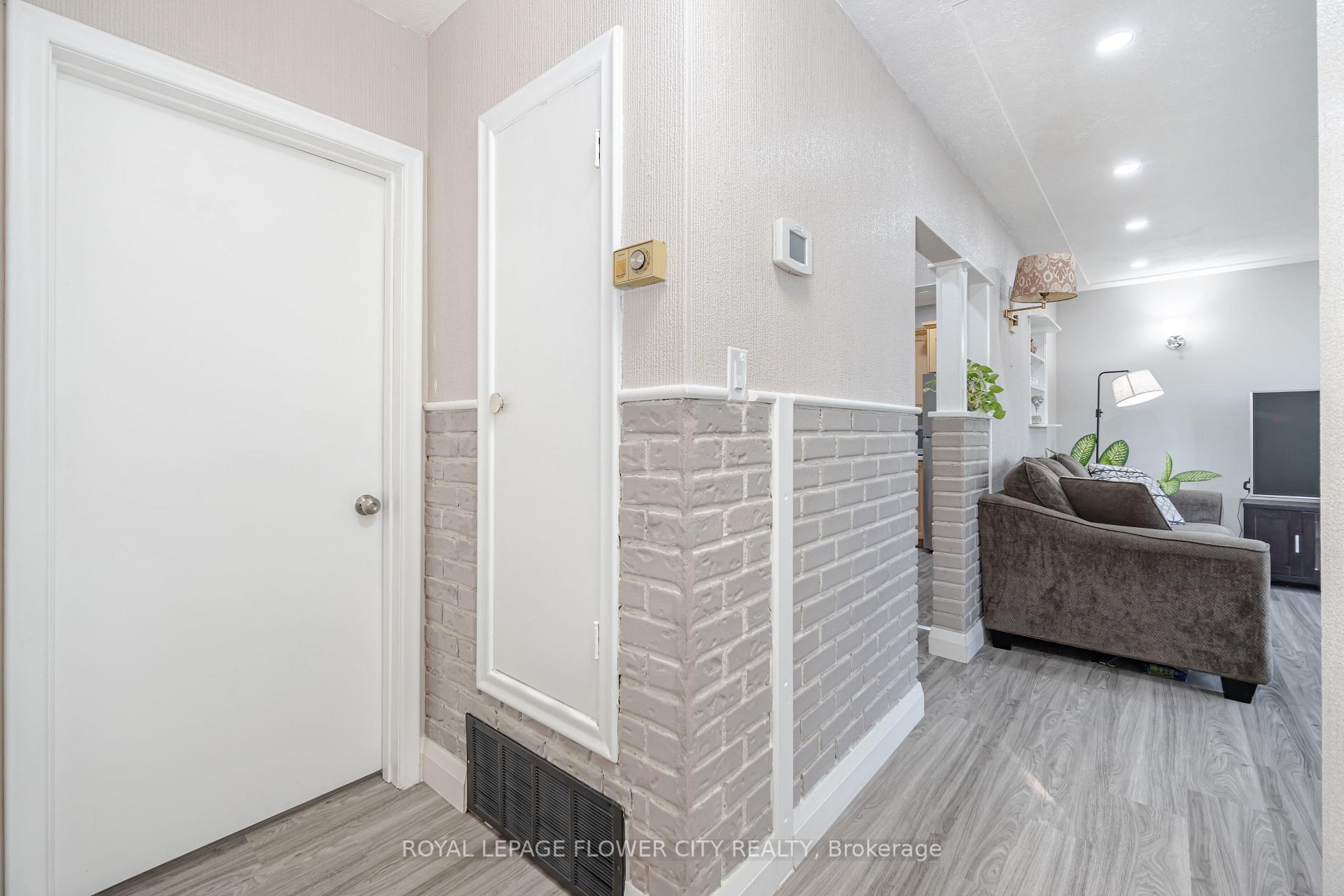 Photo 12 of 50 Beacon Avenue, Hamilton, Huntington — HOMEH