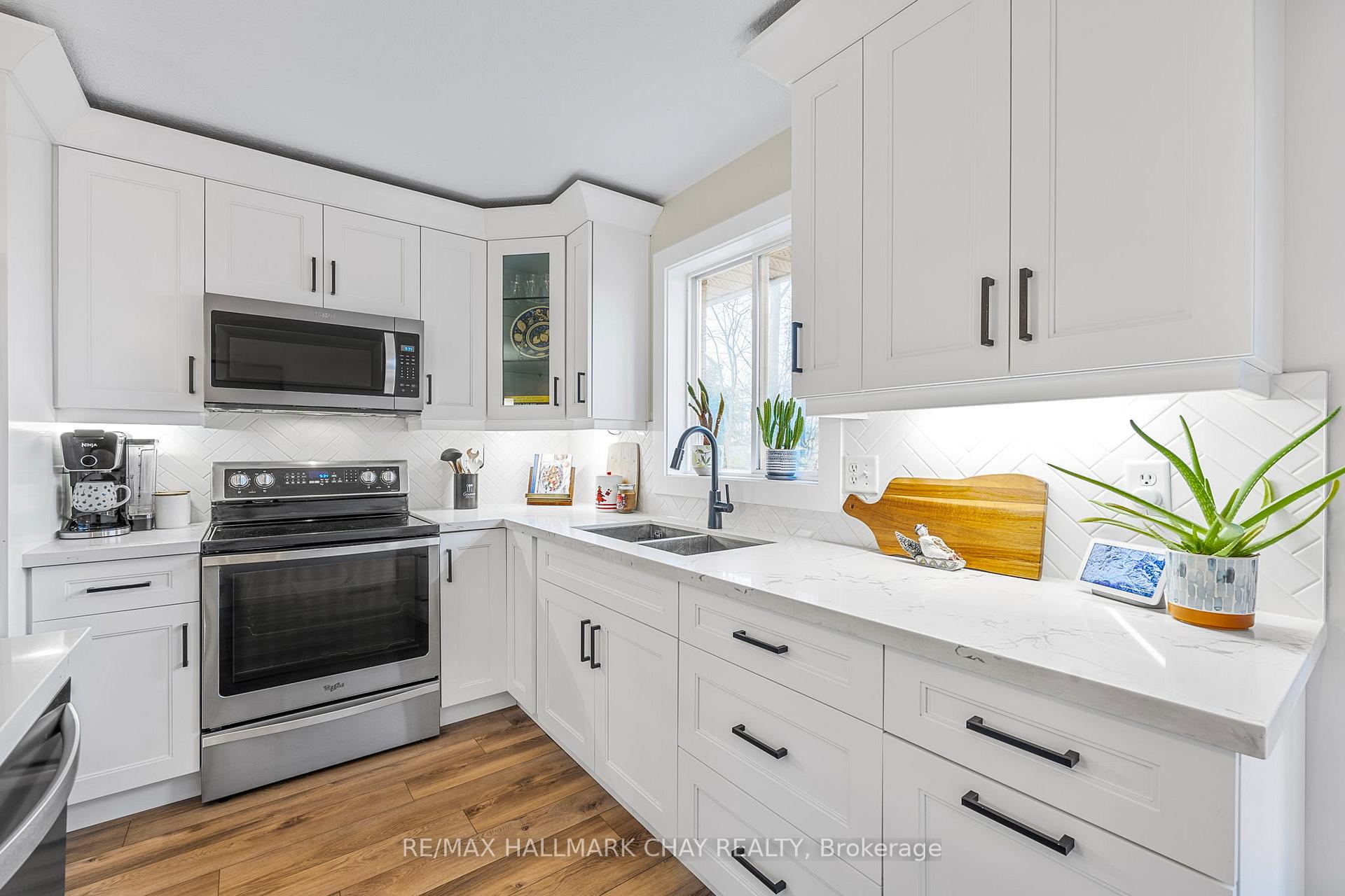 Photo 3 of 47 Monique Crescent, Barrie, East Bayfield — HOMEH