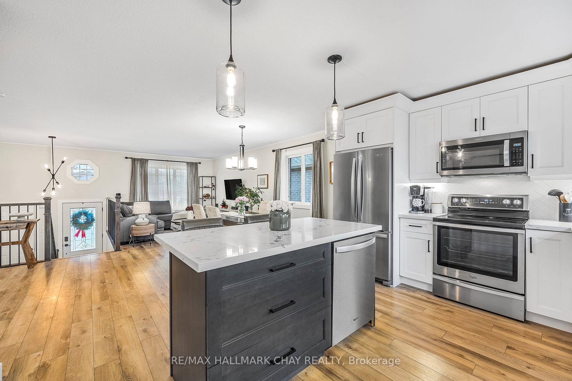 Photo 4 of 47 Monique Crescent, Barrie, East Bayfield — HOMEH