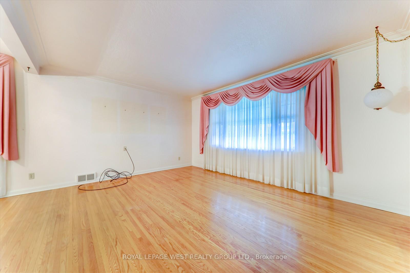 Photo 5 of 41 Squires Avenue, Toronto, O'Connor-Parkview — HOMEH
