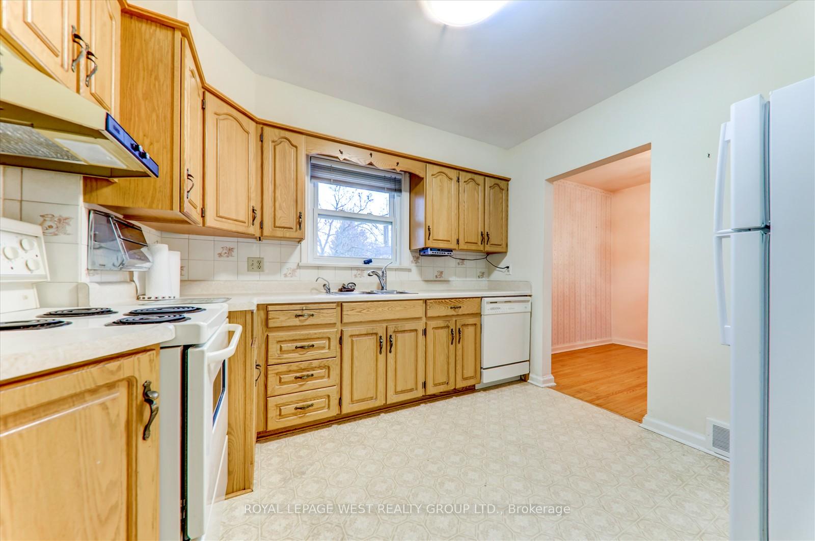 Photo 9 of 41 Squires Avenue, Toronto, O'Connor-Parkview — HOMEH