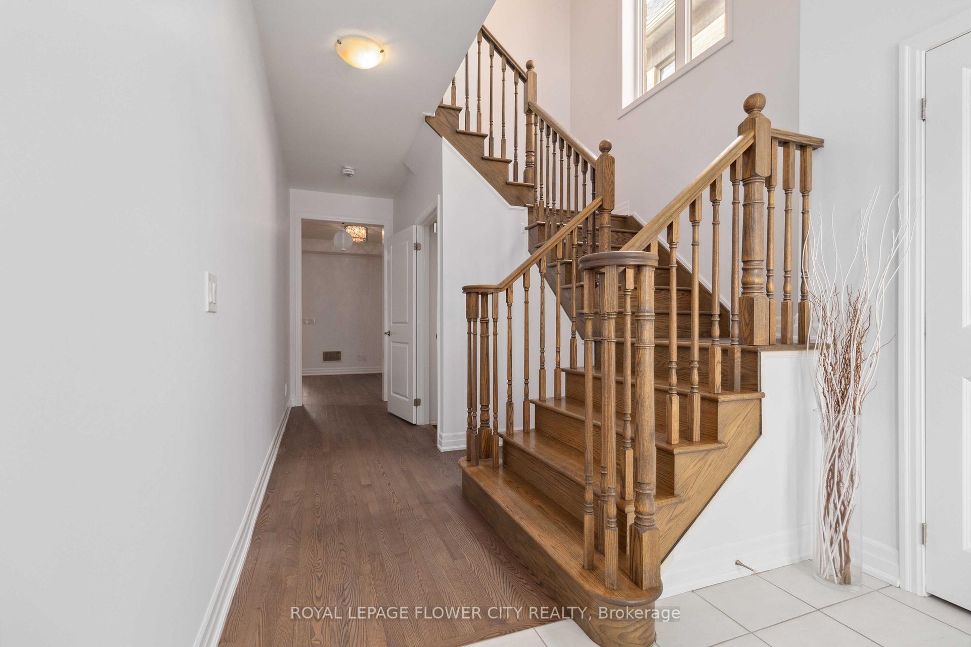 Photo 5 of 18 Rising Hill Ridge E, Brampton, Bram West — HOMEH