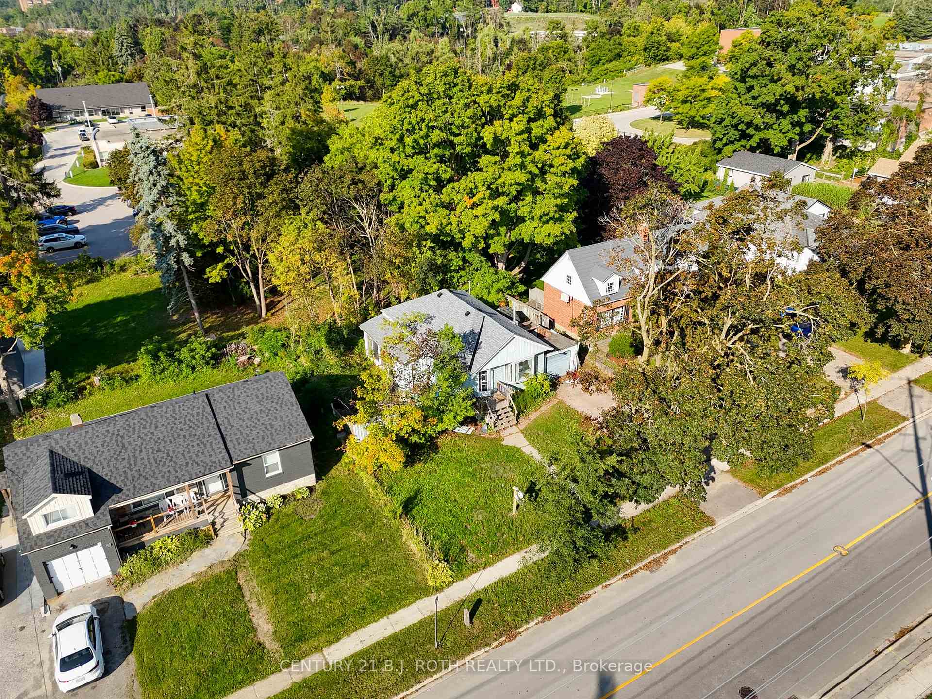 Photo 3 of 162 Toronto Street, Barrie, Queen's Park — HOMEH