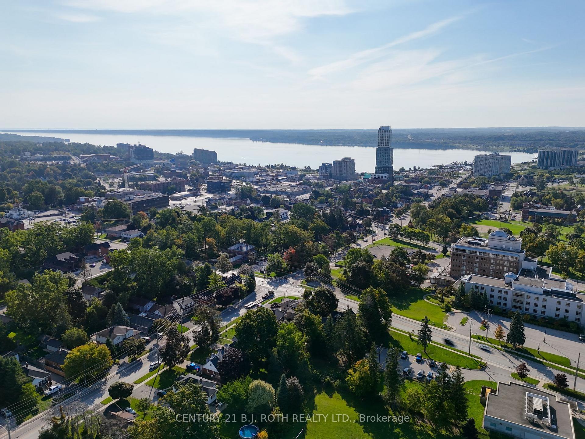 Photo 6 of 162 Toronto Street, Barrie, Queen's Park — HOMEH