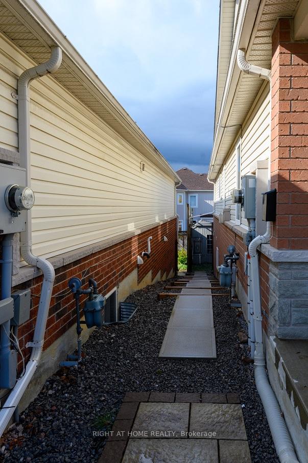 Photo 2 of 696 Ormond Drive, Oshawa, Samac — HOMEH