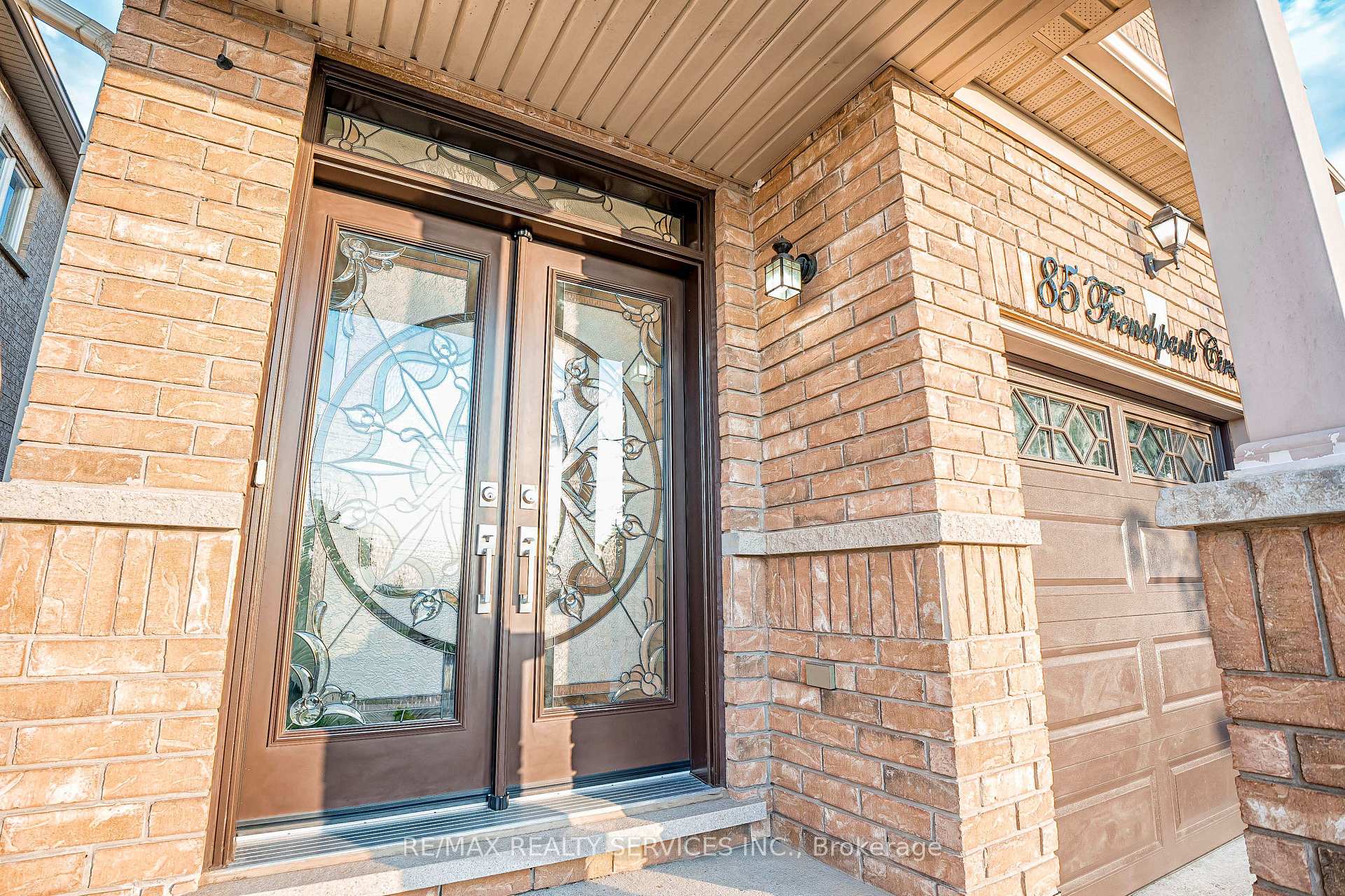Photo 5 of 85 Frenchpark Circle, Brampton, Credit Valley — HOMEH
